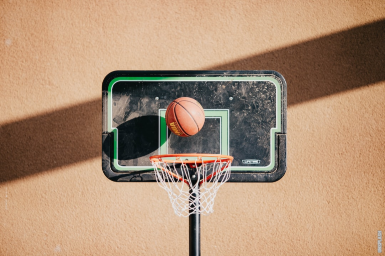 Read more about the article How the Screen and Roll Revolutionized the Game of Basketball